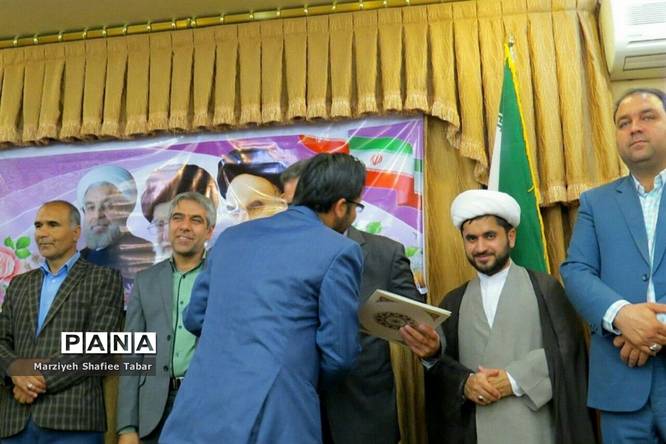 تقدیر از دانش آموزان برتر در مسابقات قرآن ،عترت ونماز ومسابقات فرهنگی هنری شهرستان سربیشه
