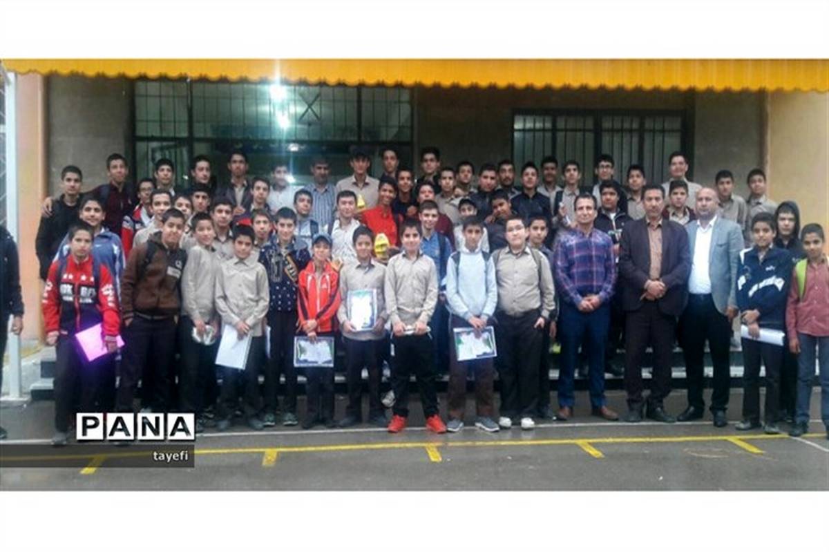 دانش آموزان ممتاز قرآنی،  درسی ،فرهنگی و هنری دبیرستان دکتر حسابی چناران تجلیل شدند