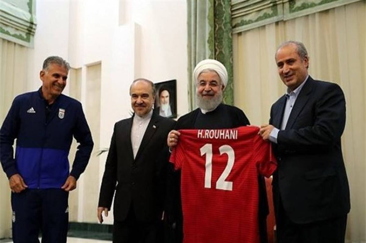 دیدار اعضا تیم ملی فوتبال ایران با رئیس جمهوری؛ پیراهن شماره 12 تیم ملی به حسن روحانی رسید