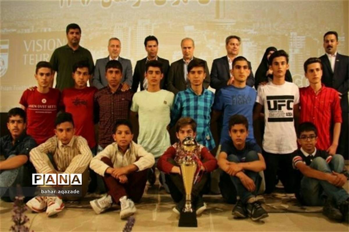 اهدای جام قهرمانی  به تیم فوتسال  فشافویه
