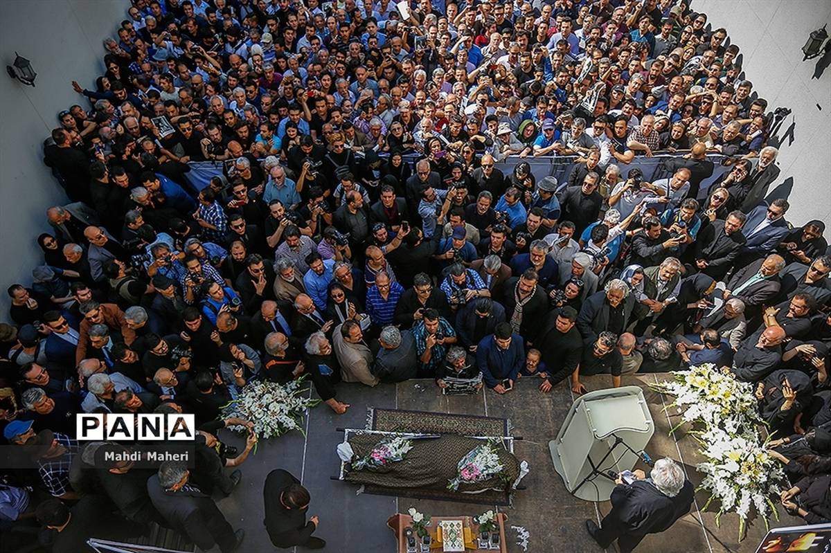 انتقاد تند مردم و اهالی سینما به صدا و سیما در مراسم تشییع ناصر ملک مطیعی
