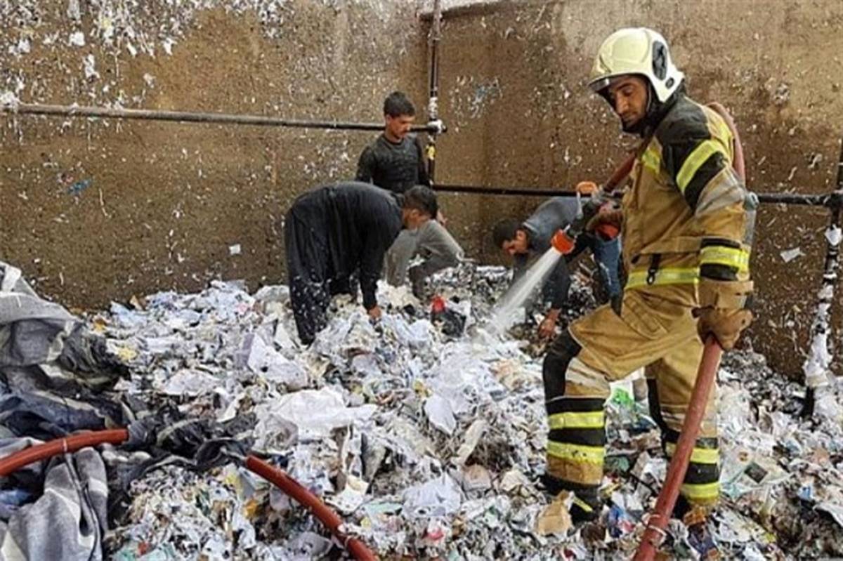 انبار ضایعات کاغذمنطقه خاوران در آتش سوخت