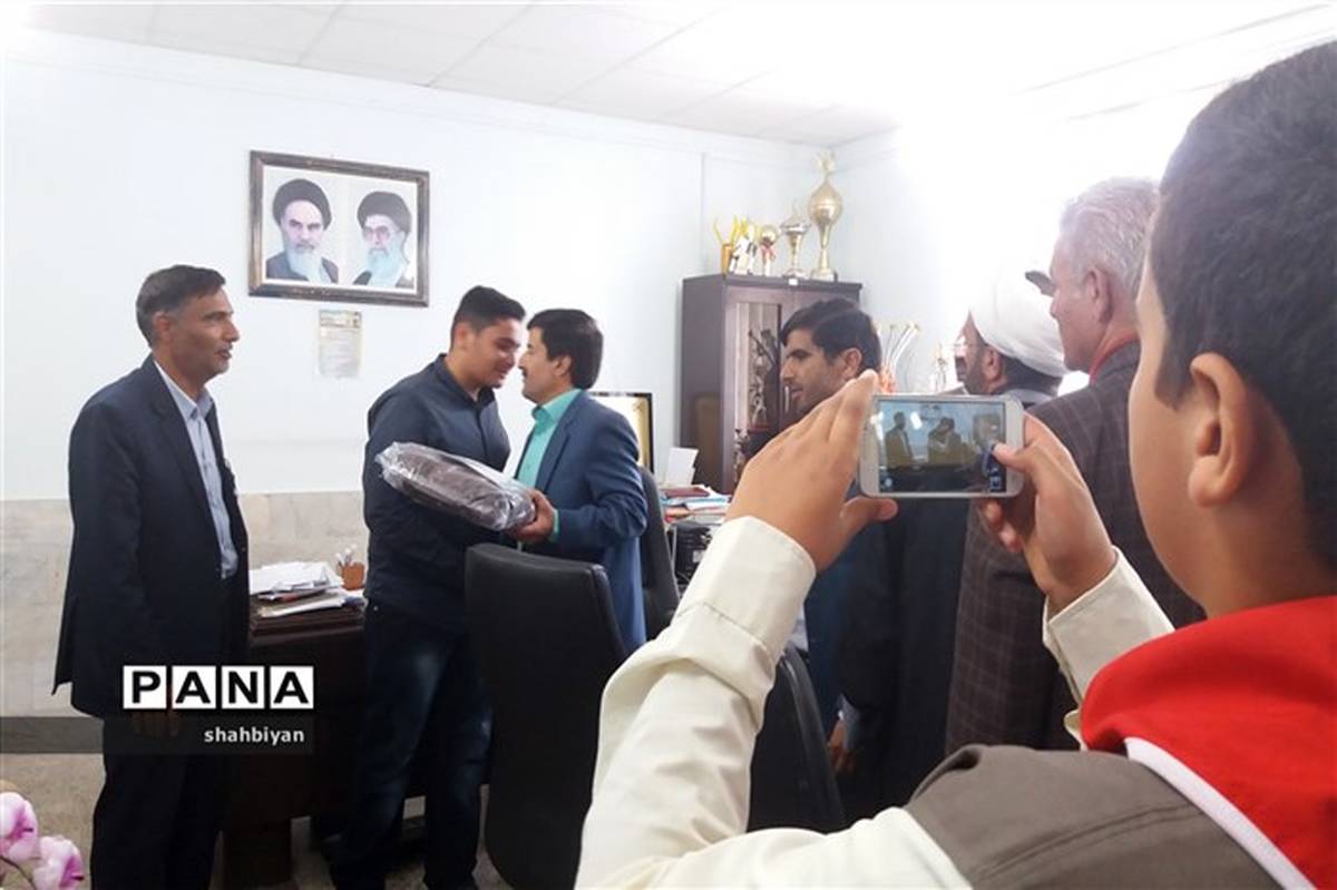 تجلیل از دارنده مقام اول مسابقه بزرگ میثاق ملی استان  در کاشمر