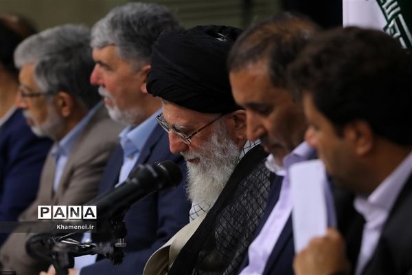 دیدار جمعی از شاعران و اهالی فرهنگ و ادب با مقام معظم رهبری