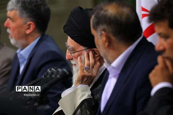 دیدار جمعی از شاعران و اهالی فرهنگ و ادب با مقام معظم رهبری