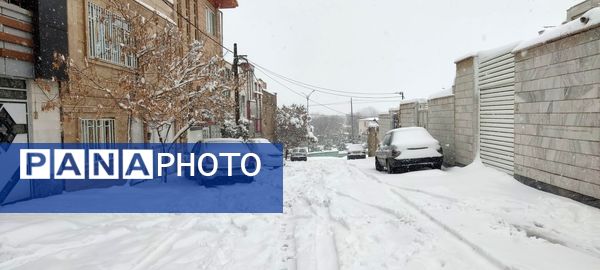یلدای برفی در اراک؛ مردم با شادی به استقبال جشن یلدا می‌روند