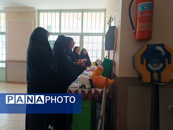 برگزاری نمایشگاه دست‌سازه‌های دانش‌آموزان و نمایشگاه کتاب در دبیرستان دخترانه نور اردبیل