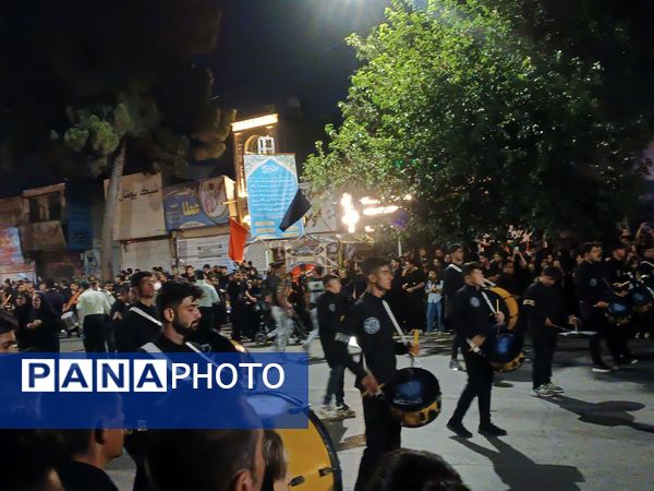 مراسم عزاداری شب عاشورا در خیابان‌های نیشابور 