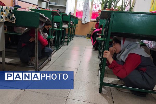 مانور سراسری زلزله و ایمنی با شعار "مدرسه ایمن، جامعه تاب‌آور" در مدرسه سارا شهرستان ملارد