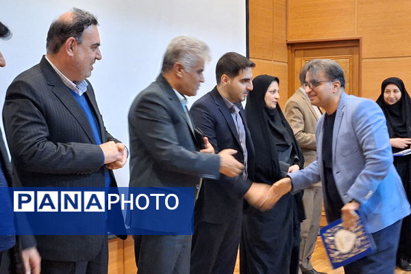 آیین تقدیر از انجمن‌های اولیا و مربیان برتر و تبیین فرآیند انتخابات شورای انجمن اولیا و مربیان ناحیه یک شیراز 