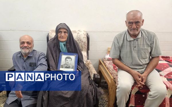 ادای احترام خبرنگاران پانا به مقام شهید جلال اقبال در چهل وششمین دیدار با خانواده شهدا