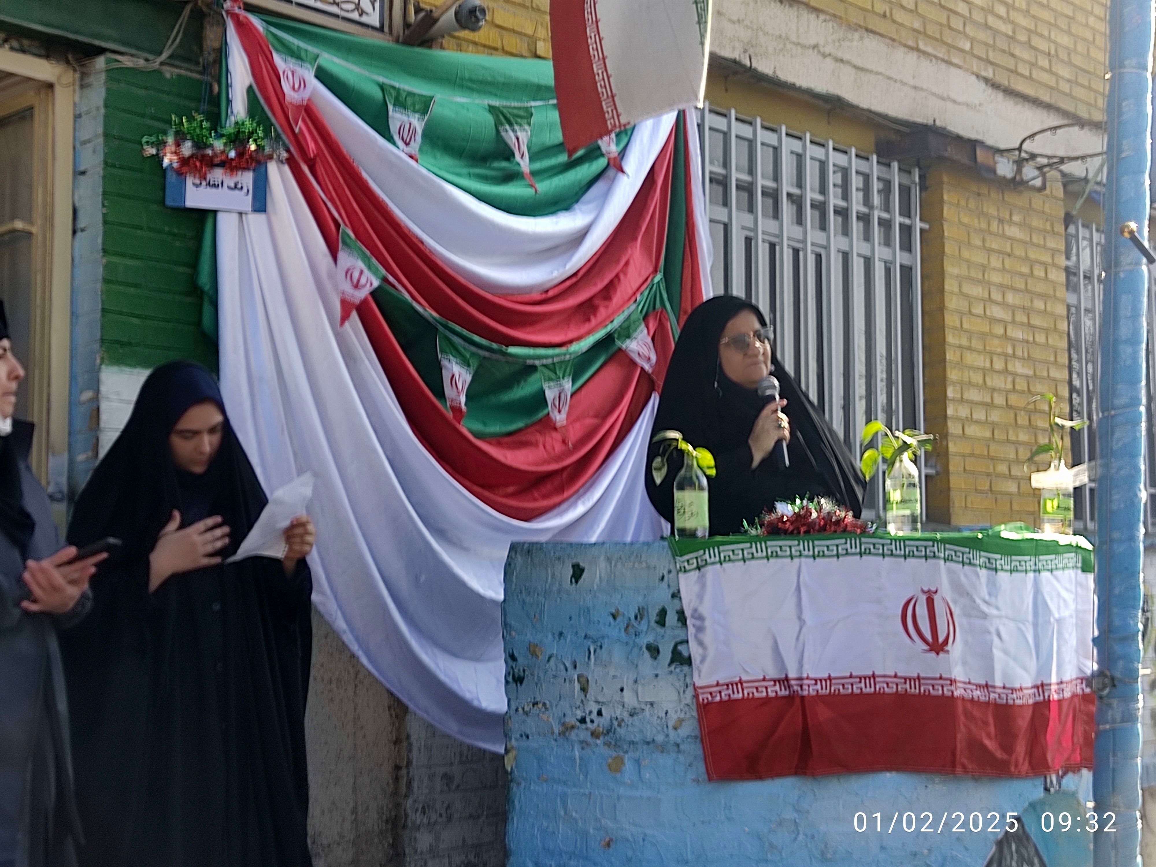 نواختن زنگ انقلاب در دبیرستان نوید ناحیه ۵ مشهد