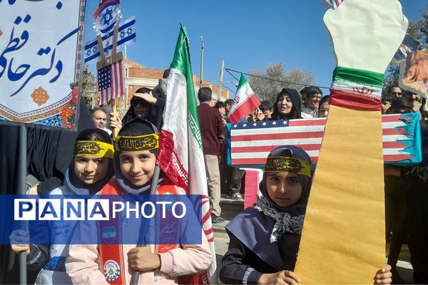 خروش هزاران دانش آموز ورامینی در ۱۳ آبان