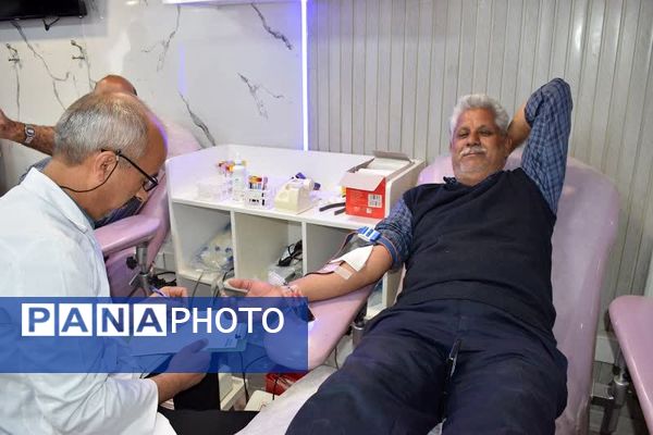 بازدید مدیر آموزش و پرورش بهاباد از پایگاه انتقال خون در بیمارستان حکیم بهابادی