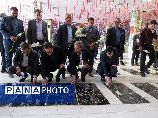 گلباران مزار شهدای دانش‌آموز و معلم در بجنورد