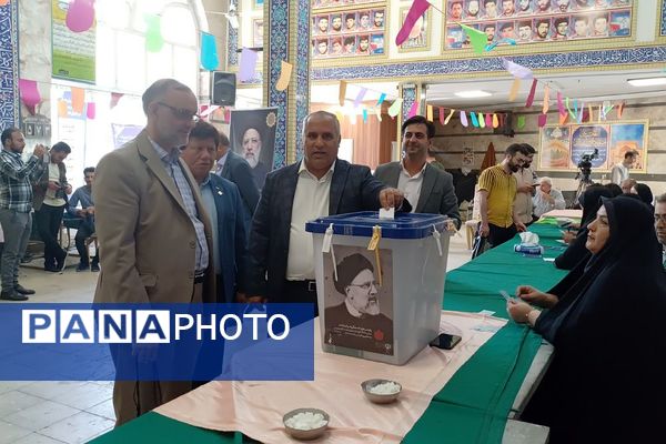 حضور پرشور مردم شهرستان ورامین و منطقه خیرآباد در پای صندق های رای