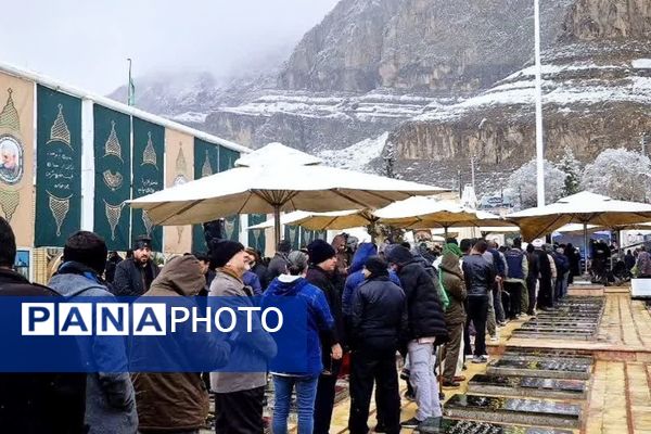 روز برفی گلزار شهدای کرمان 