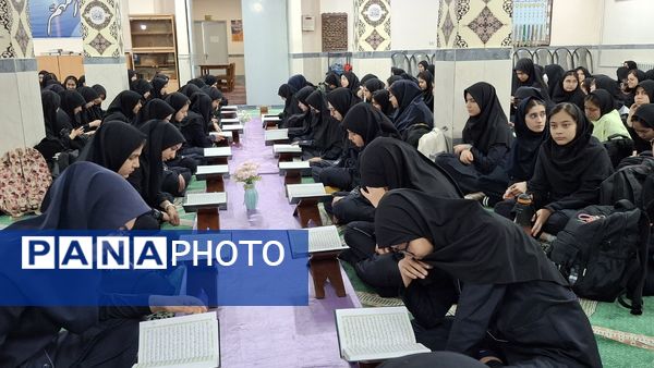 محفل قرآنی همراه با صبحانه سالم در دبیرستان فرزانگان ۲