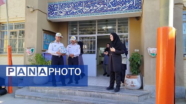 گرامیداشت هفته نیروی انتظامی در دبیرستان دخترانه پیرایش یک
