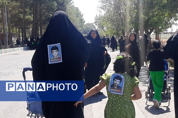 جاماندگان اربعین حسینی در  راهپیمایی حرم تا حرم نیشابور 