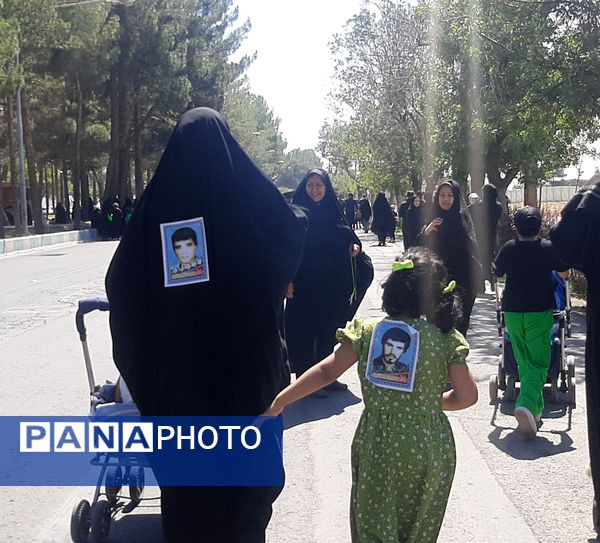 جاماندگان اربعین حسینی در  راهپیمایی حرم تا حرم نیشابور 