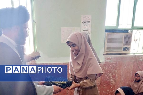 نماز جماعت در آموزشگاه شکوه زاویه فین