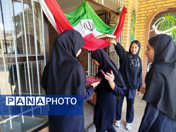 آغاز سال تحصیلی در دبیرستان نمونه زینب الکبری(س) قروه همراه با نواختن زنگ ایثار و مقاومت  