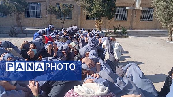 بیست‌وهفتمین مانور سراسری زلزله و ایمنی در مدرسه شهید دهقان ناحیه 2 یزد