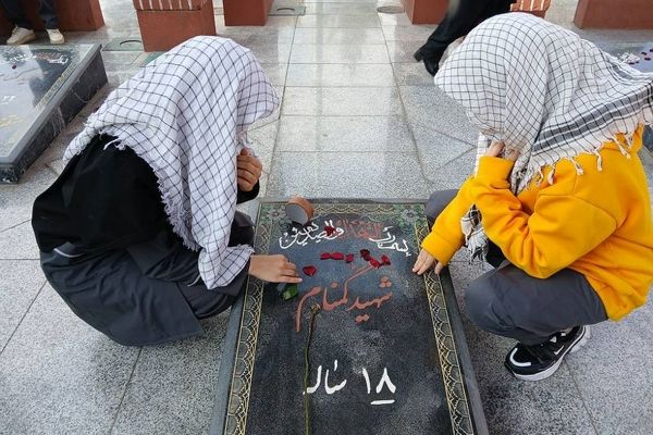 حضور دانش‌آموزان هنرستان حدیث کساء در مقبره الشهدای خاورشهر