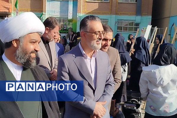 نواختن زنگ استکبارستیزی در دبیرستان ریحانه النبی باقرشهر 