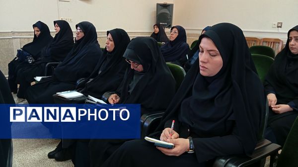 نشست توانمندسازی مدیران و مشاوران مدارس بن با محوریت پیشگیری از آسیبهای اجتماعی