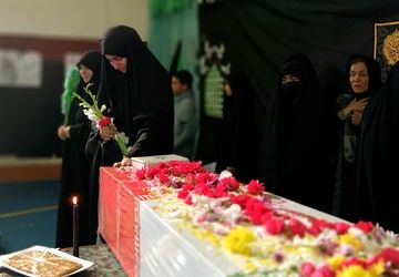 ورود پیکر شهید گمنام همزمان با هفته بسیج در اداره آموزش و پرورش ناحیه 4 کرج