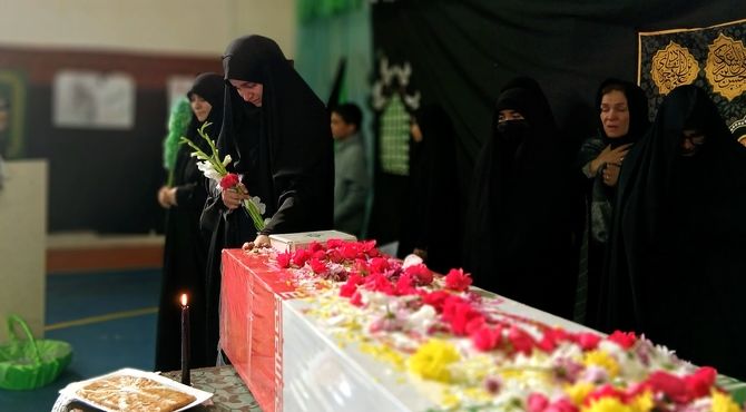 ورود پیکر شهید گمنام همزمان با هفته بسیج در اداره آموزش و پرورش ناحیه 4 کرج