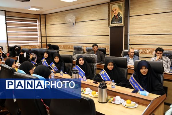 دیدار معاون پرورشی و فرهنگی وزارت آموزش و پرورش با نمایندگان دختر تشکل‌های دانش‌آموزی شیراز