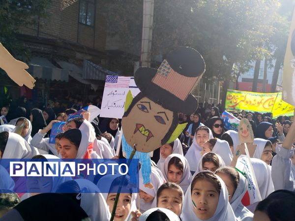 جوشش حماسه در گام های کوچک دانش آموزان امروز سفیران فردا