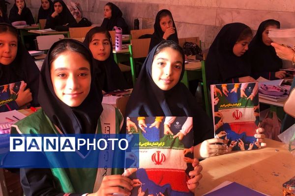 گرامیداشت دانش‌آموزان جنگ ۱۲ روزه با اهدای کتاب «از ایرانمان دفاع می‌کنیم»