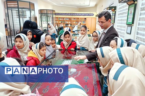 غبارروبی مزار شهدا توسط دانش‌آموزان دبستان سمیه