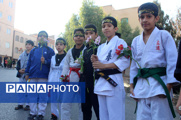 جلوه‌هایی از حضور نوجوانان در مراسم تشییع و خاکسپاری شهدای گمنام