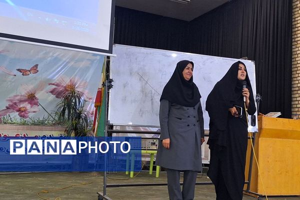 حضور پرشور فرهنگیان ناحیه دو شهرری در کارگاه آموزشی «چگونه میتوانم یک معلم حرفه‌ای باشم»