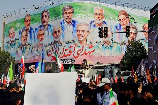 وداع تهرانی‌ها با پیکر مطهر شهدای حمله تروریستی رژیم صهیونیستی 