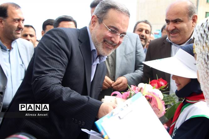 استقبال پیشتازان دختر مازندران از وزیر آموزشوپرورش در نوشهر