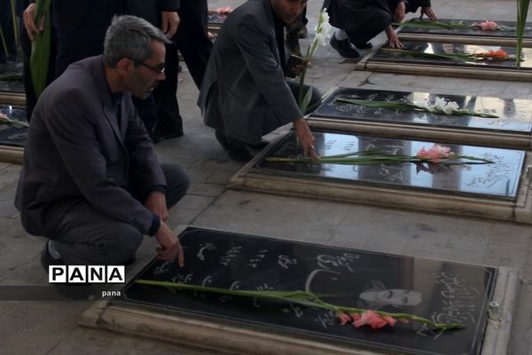 مراسم عطر افشانی و غبار روبی مزار شهدا در تبریز