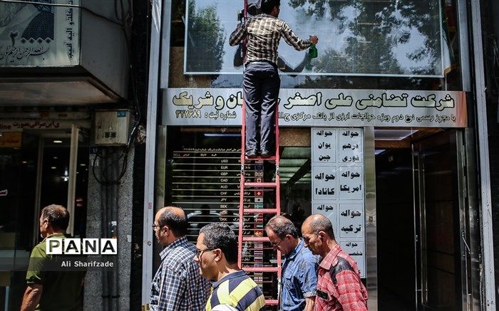 رئیس کل بانک مرکزی خبر داد:‌ ورود اسکناس ارز به کشور توسط صادرکنندگان مجاز شد