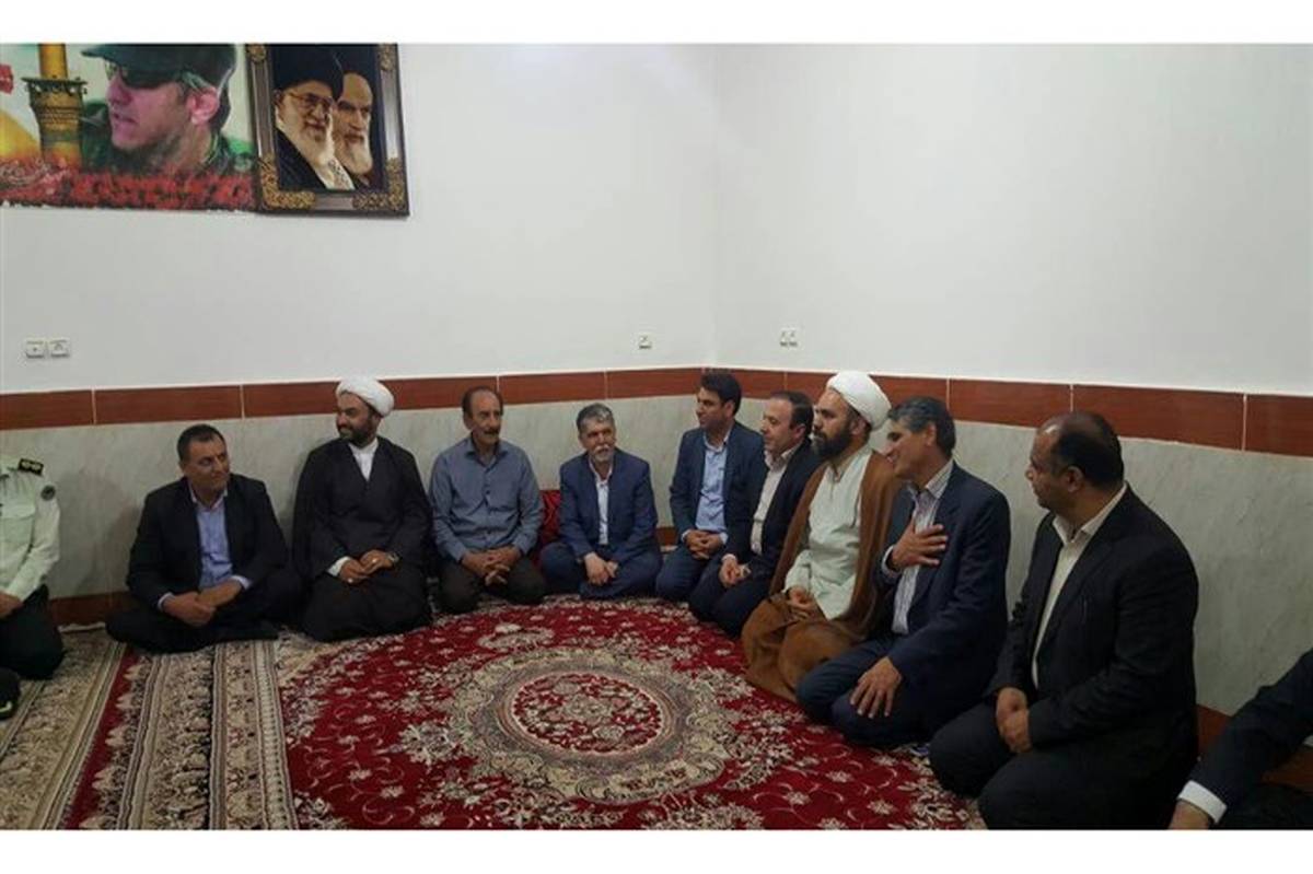 وزیر فرهنگ و ارشاد اسلامی با خانواده اولین شهید مدافع حرم  ایلام دیدار کرد