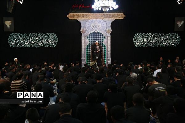 این حسین کیست که عالم همه دیوانه اوست ...