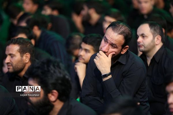 این حسین کیست که عالم همه دیوانه اوست ...