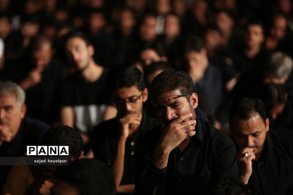 این حسین کیست که عالم همه دیوانه اوست ...