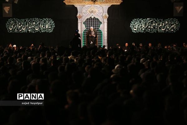 این حسین کیست که عالم همه دیوانه اوست ...