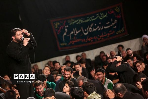 این حسین کیست که عالم همه دیوانه اوست ...