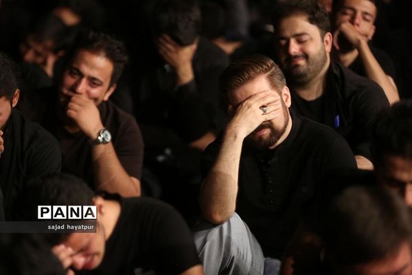 این حسین کیست که عالم همه دیوانه اوست ...